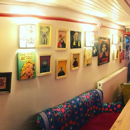 Oda ve Kahvaltı The Local & *