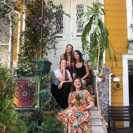 Oda ve Kahvaltı The Local &