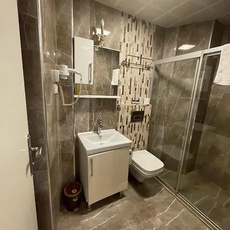 Oda ve Kahvaltı The Local & *