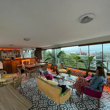 The Local & İstanbul