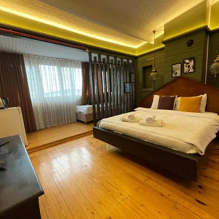 The Local & İstanbul