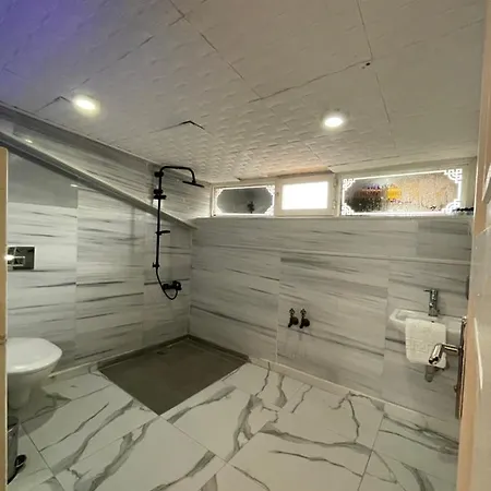 The Local & * İstanbul